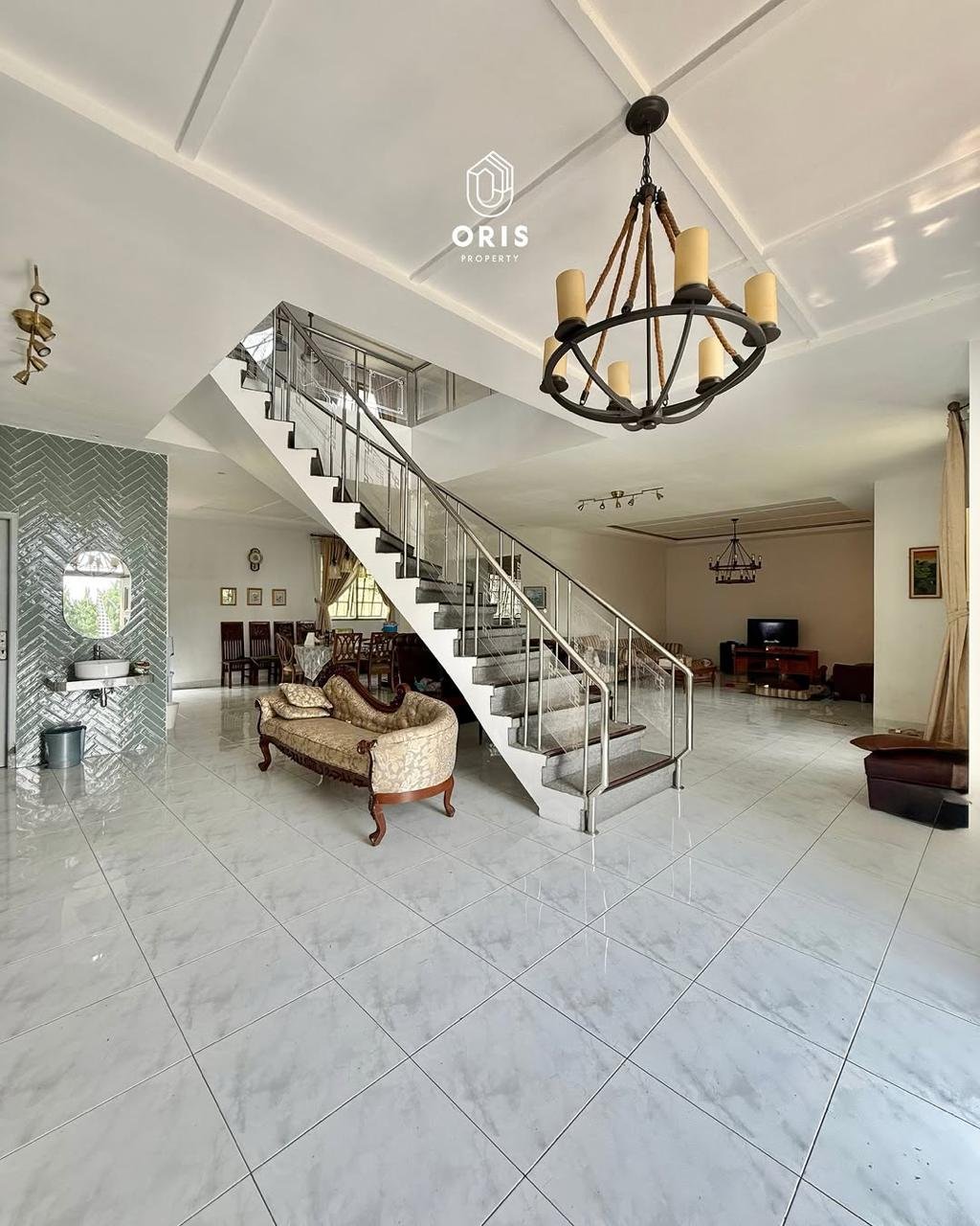 Desain Modern Classic Fully Furnished, Halaman Luas - foto 4
