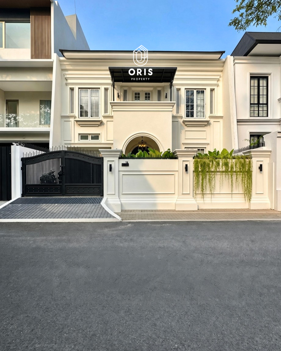 Luxury Modern Classic Semi Furnished, Row Jalan Lebar - foto utama
