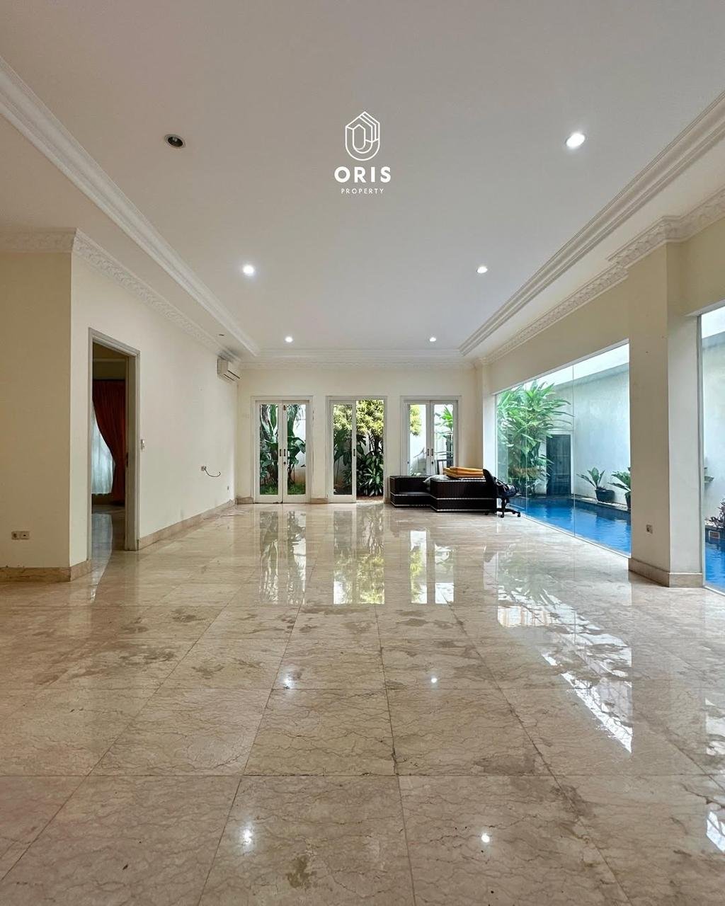 Siap Huni Semi Furnished, Halaman Luas - foto 2