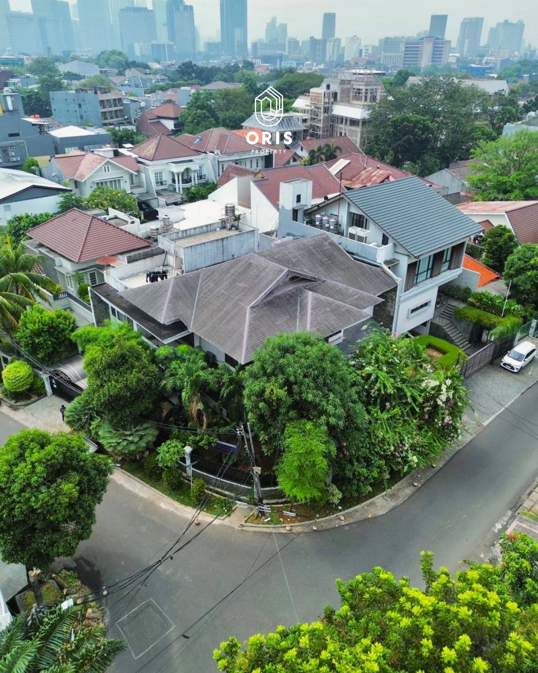 HOT SALE ! Row Jalan Lebar Posisi Hoek di Senopati Area