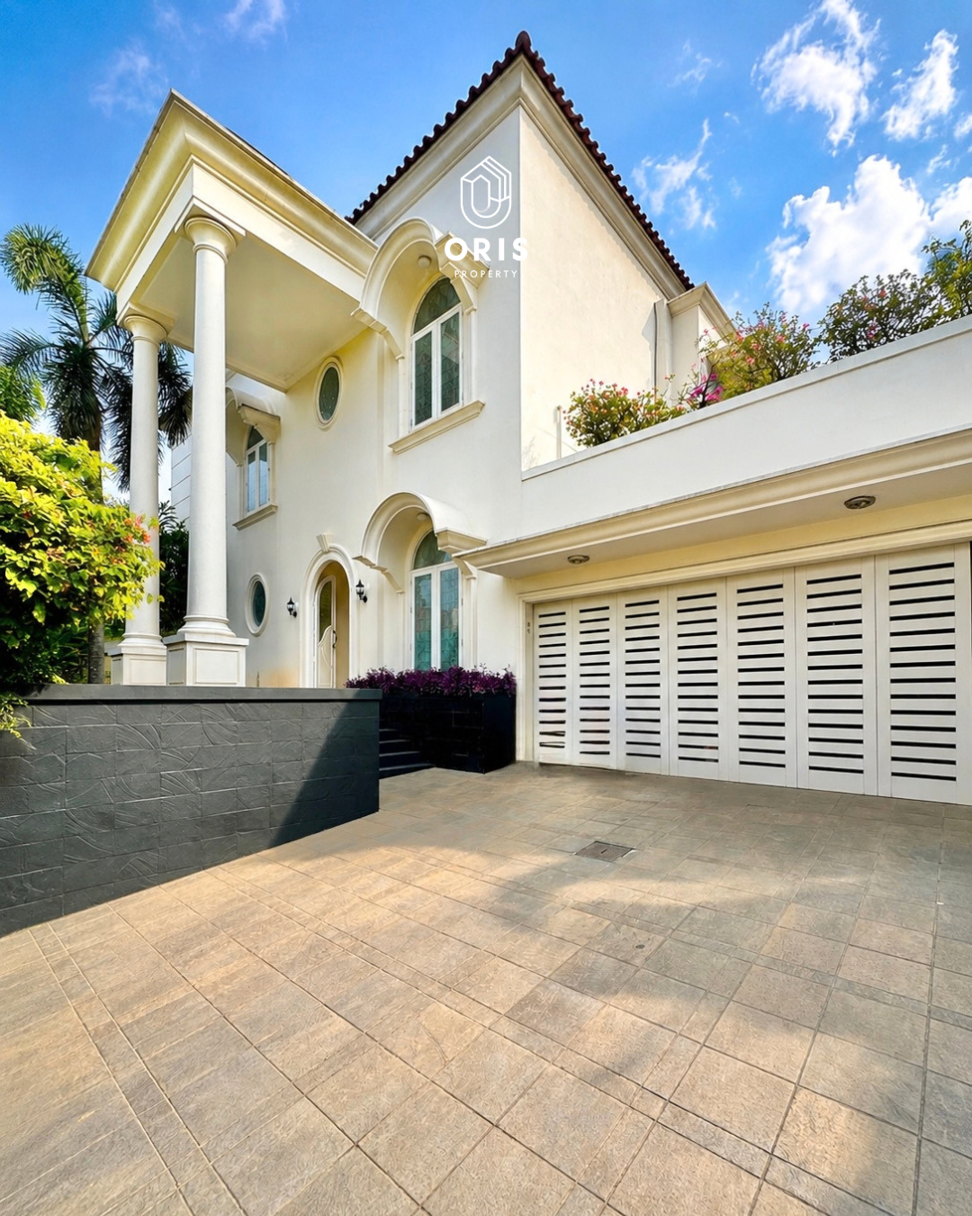 Siap Huni Semi Furnished, Halaman Luas - foto utama
