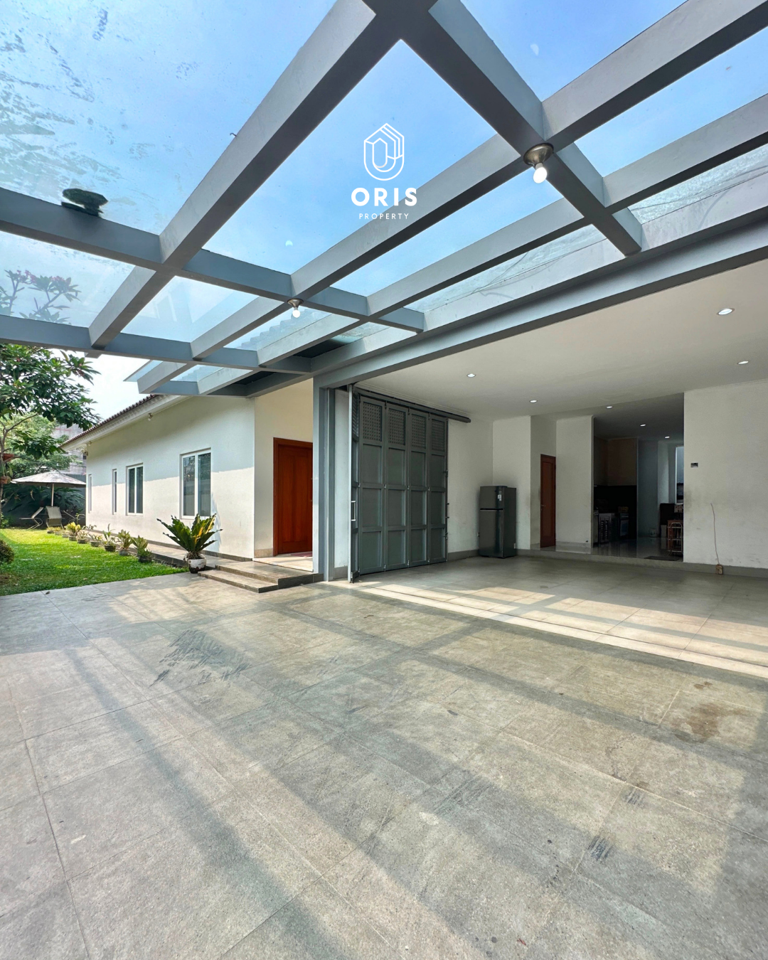 Luxury Modern Halaman Luas, Hadap Utara - foto utama