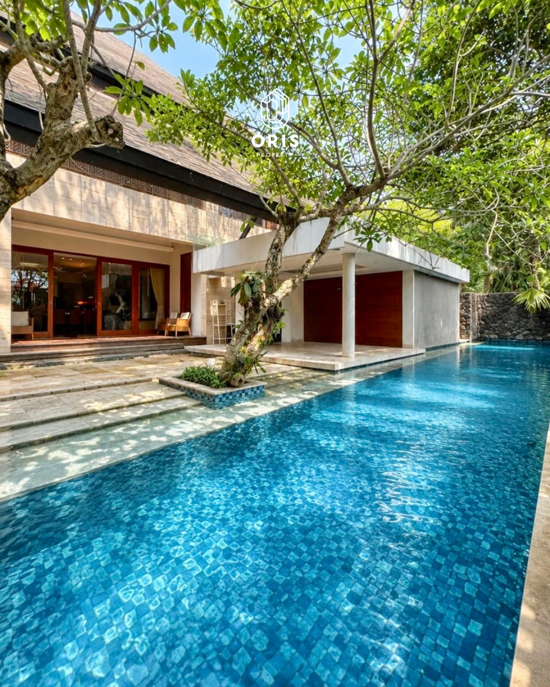 Luxury Tropical Row Jalan Lebar, Posisi Hoek